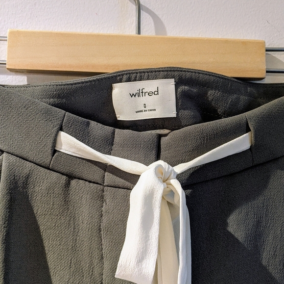 ARITZIA SHORT OLIVE - Picture 2 of 2